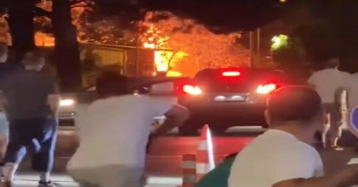 Genç Gazete Bursa’da Parkta Çıkan Yangın Serinlemek İsteyen Vatandaşları Korkuttu 1