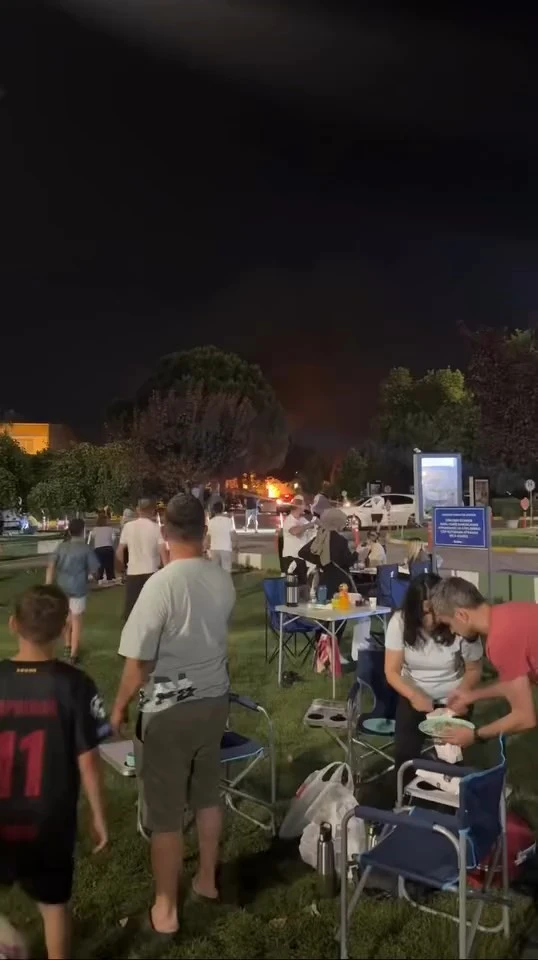 Genç Gazete Bursa’da Parkta Çıkan Yangın Serinlemek İsteyen Vatandaşları Korkuttu 2