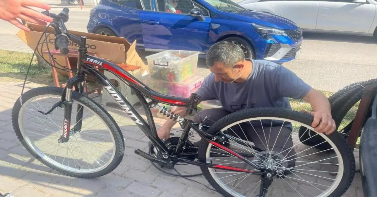 Genç Gazete Bursa’da Seyyar Bisikletçi Yazla Birlikte Mahalle Mahalle Hizmet Veriyor