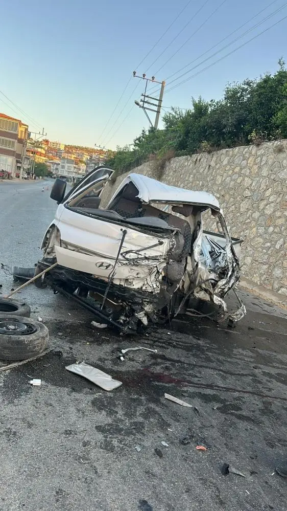 Genç Gazete Bursa'da Tır Ile Kamyonet Çarpıştı 22 Yaşındaki Sürücü Ağır Yaralı 1