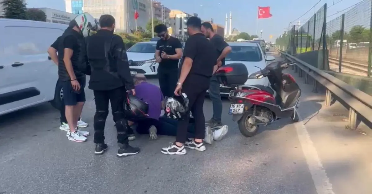 Genç Gazete Bursa'da Trafik Durunca, Aradan İlerleyen Motosikletler Birbirine Girdi 1