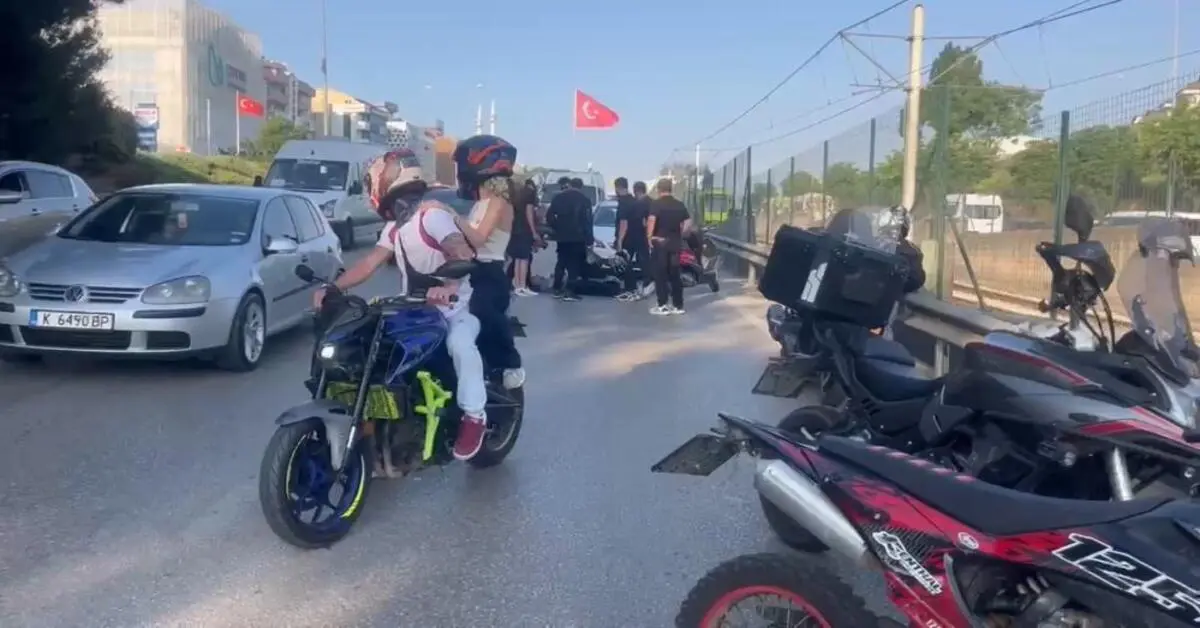 Genç Gazete Bursa'da Trafik Durunca, Aradan İlerleyen Motosikletler Birbirine Girdi 2