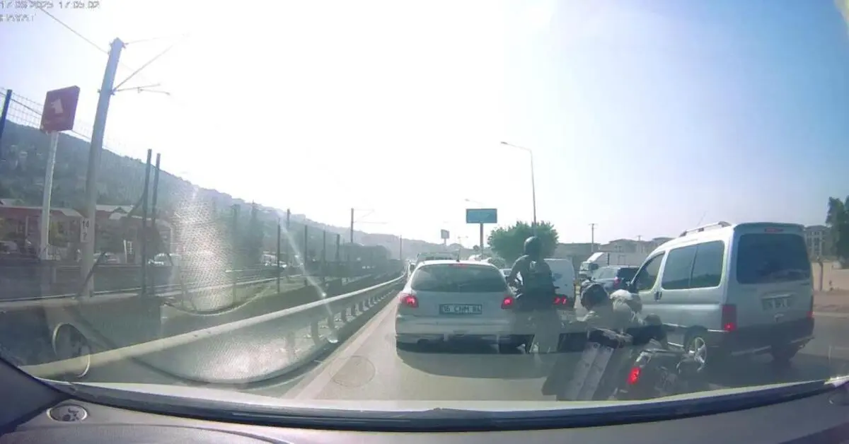 Genç Gazete Bursa'da Trafikten Kaçmaya Çalışan Motosikletliler Böyle Çarpıştılar-2