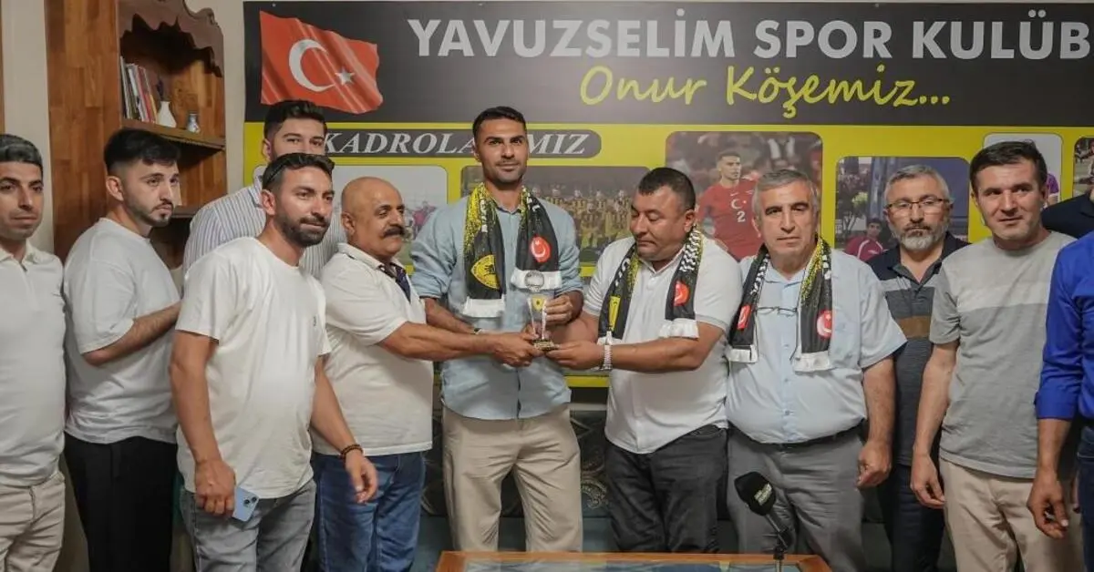 Genç Gazete Bursalı Milli Futbolcudan Vefa Ziyareti Futbola Başladığı Takımı Unutmadı 11