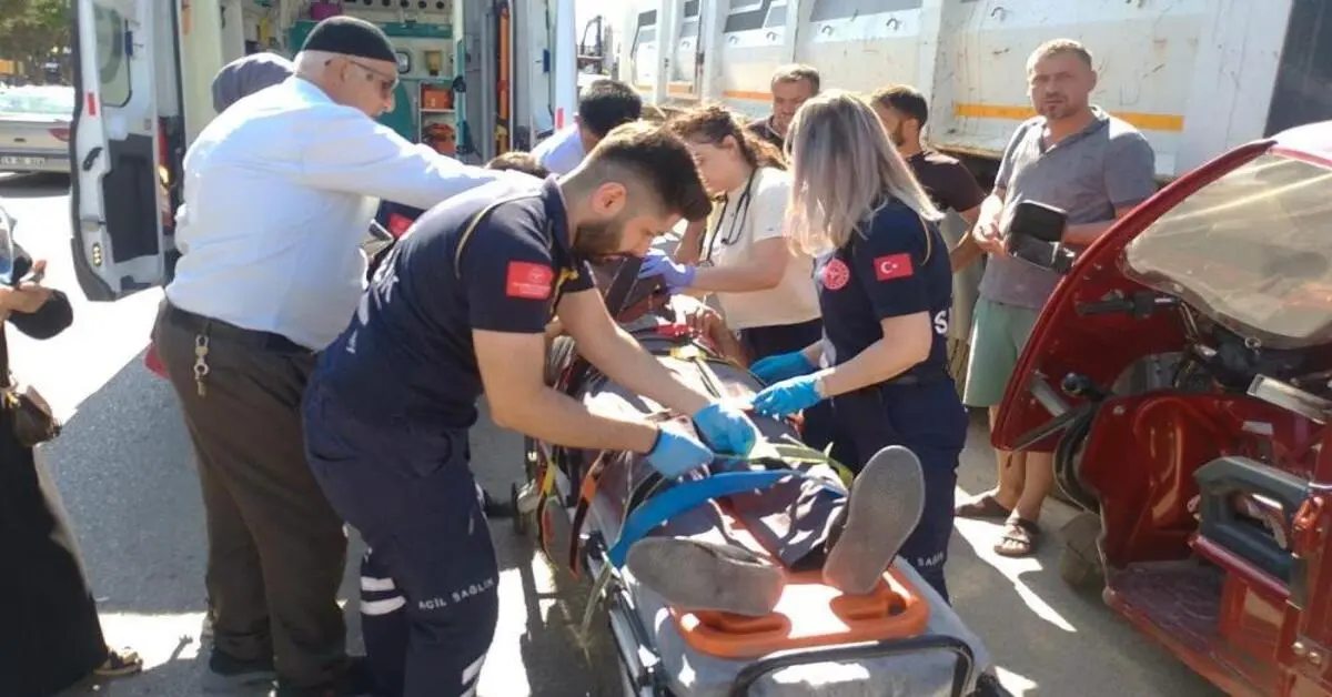 Genç Gazete Gemlik’te Elektrikli Motosiklet Tır Dorsesine Çarptı 1 Yaralı 1