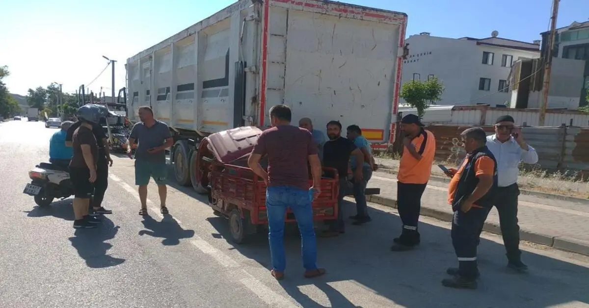 Genç Gazete Gemlik’te Elektrikli Motosiklet Tır Dorsesine Çarptı 1 Yaralı 2