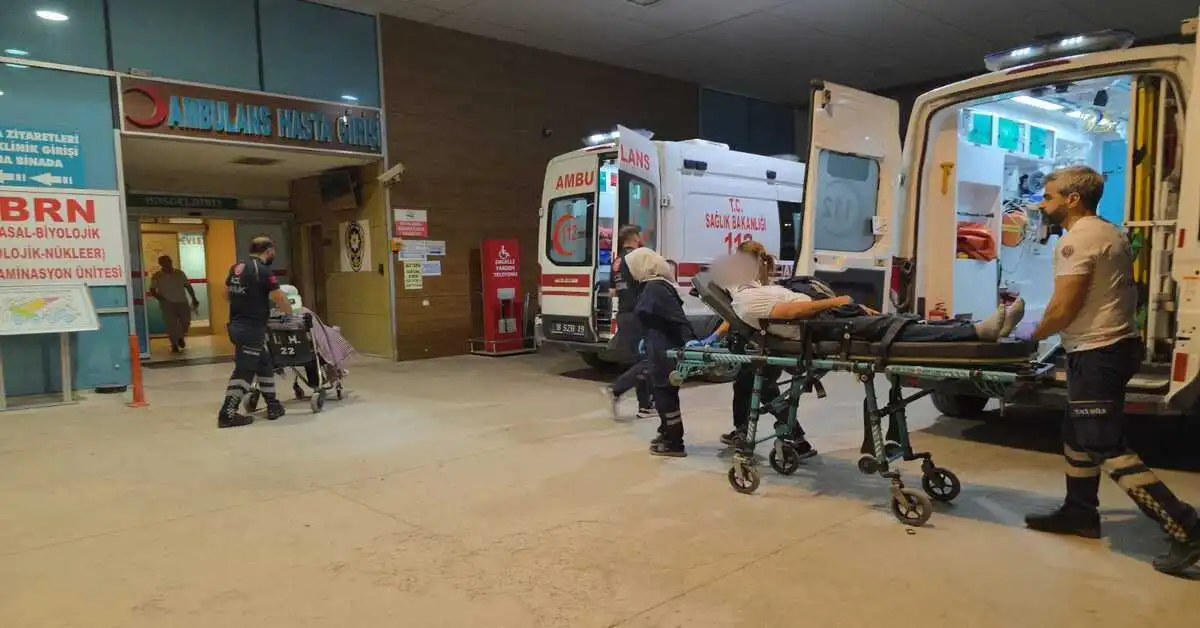 Genç Gazete İnegöl D 200 Karayolunda Kaza Otomobil Su Kanalına Yan Yattı-1