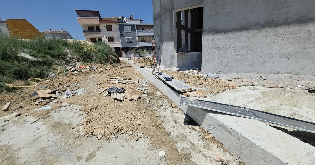Genç Gazete İnegöl'de 8 Metre Yükseklikten Düşen İşçi Ağır Yaralandı 3