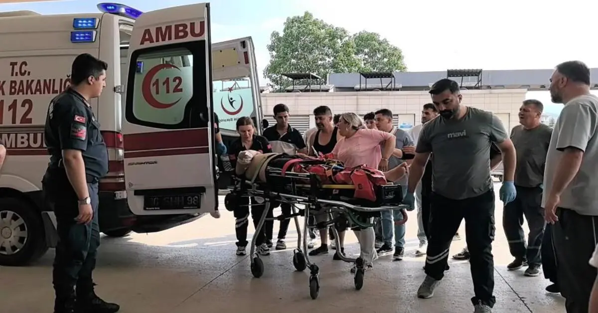 Genç Gazete İnegöl’de Motosiklet Otomobile Çarptı 2 Genç Ağır Yaralı 3