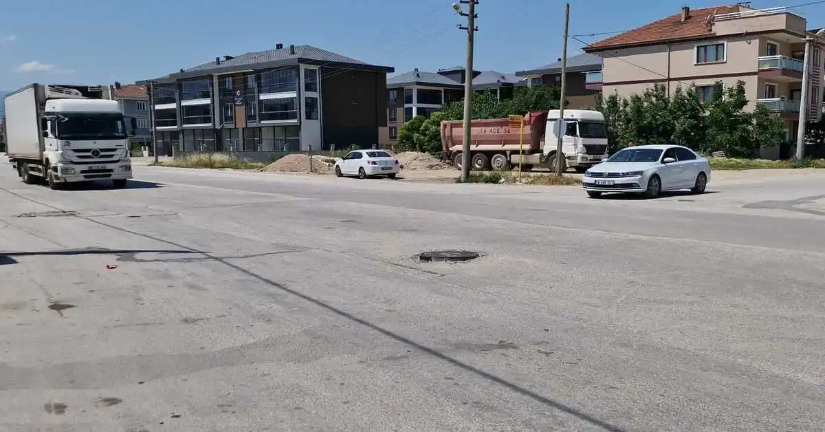 Genç Gazete İnegöl'ün Çileli Yolu Kozluca Yoluna Arabalarımızın Ön Takımı Dayanmıyor, Vatandaş İsyan Etti! 2