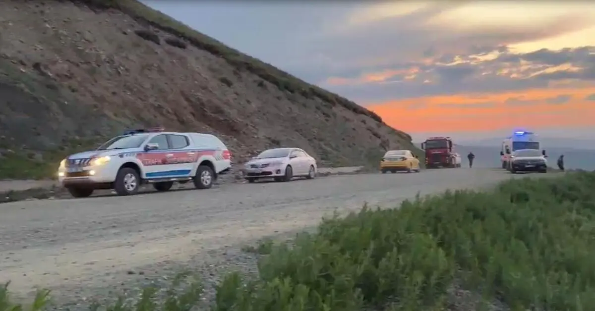 Genç Gazete Kontrolden Çıkan Otomobil Uçuruma Yuvarlandı 2 Kişi Yaralandı 1
