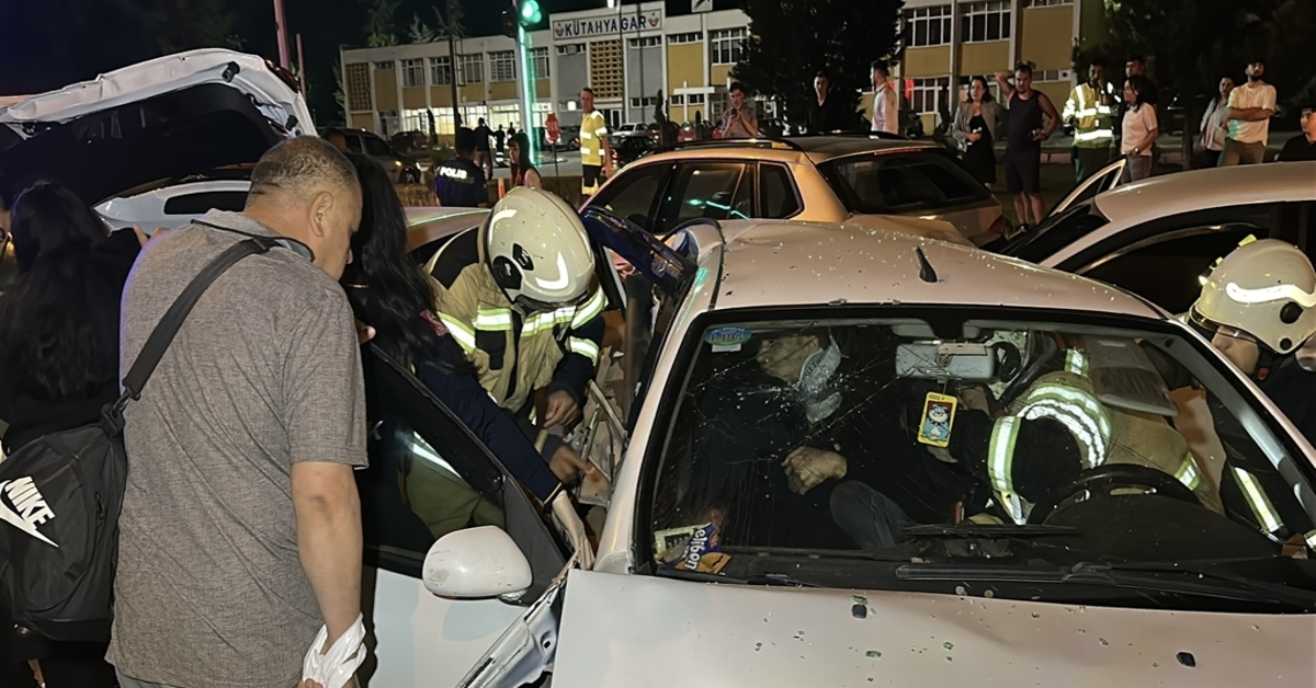Genç Gazete Kütahya’da Gece Saatlerinde Feci Kaza 2’Si Ağır 6 Yaralı 1