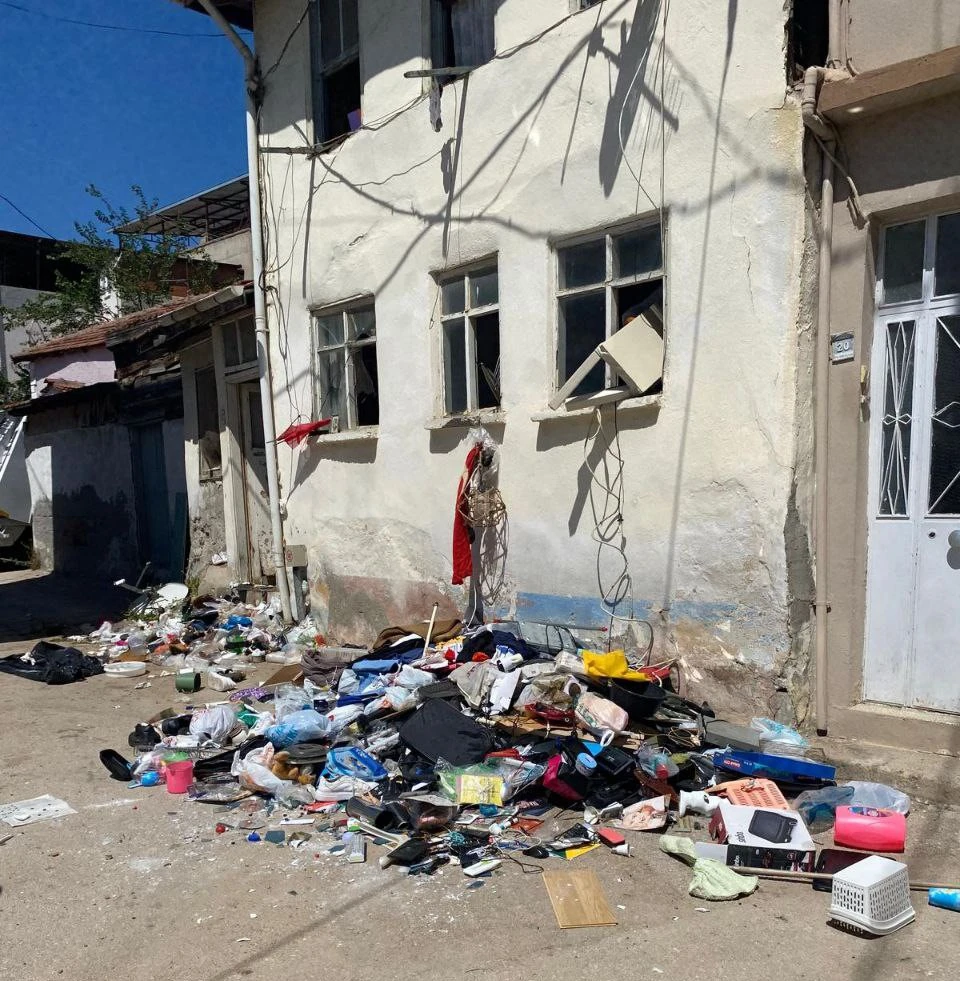 Genç Gazete Mudanya'da Çöp Ev Mahalleyi Canından Bezdirdi 1