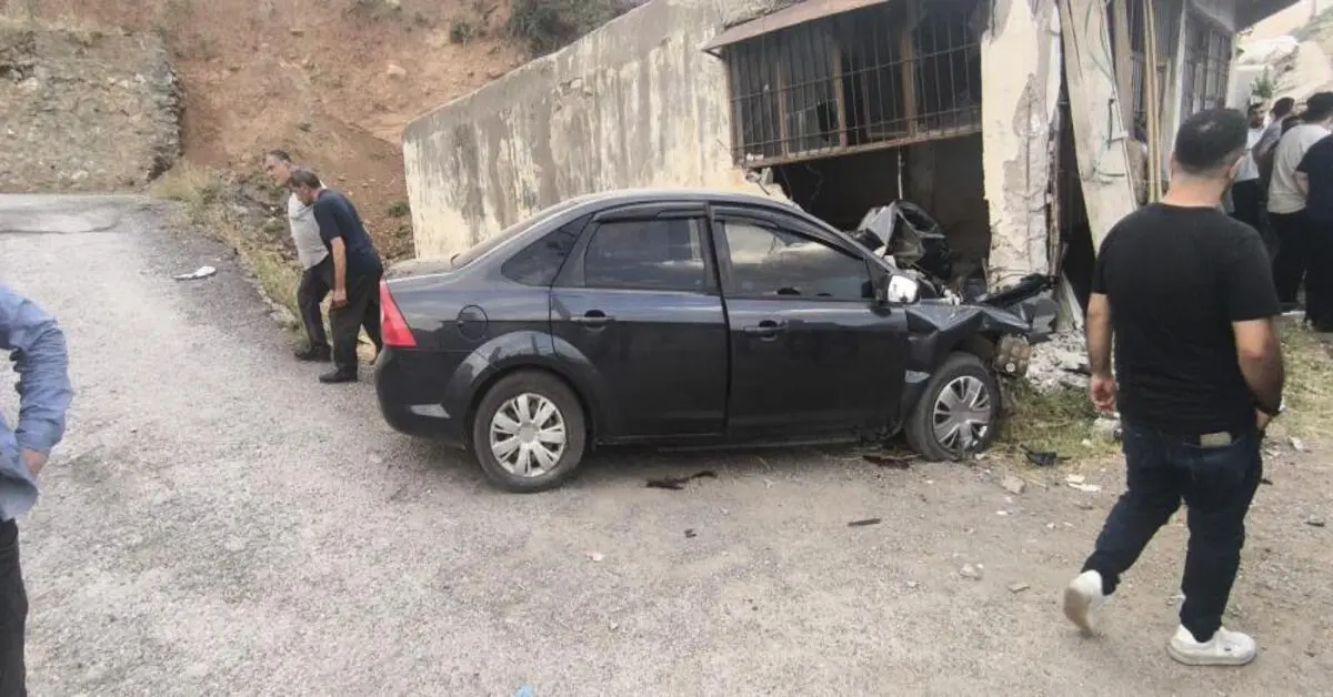 Genç Gazete Otomobil Duvara Çarptı 2 Ölü, 2 Yaralı 1