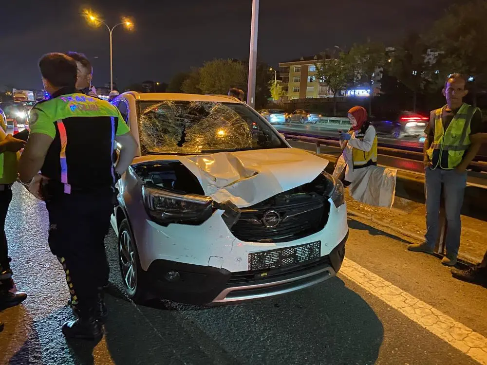 Genç Gazete Otoyoldan Karşıya Geçerken Otomobilin Çarptığı Bir Kişi Hayatını Kaybetti 1