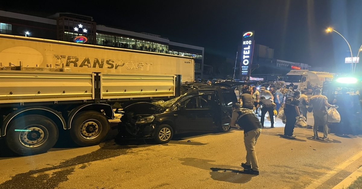 Genç Gazete Polis Özel Harekat Kursiyerlerinin Bulunduğu Araç Tir’a Çarptı 2 Ölü, 3 Yaralı 2