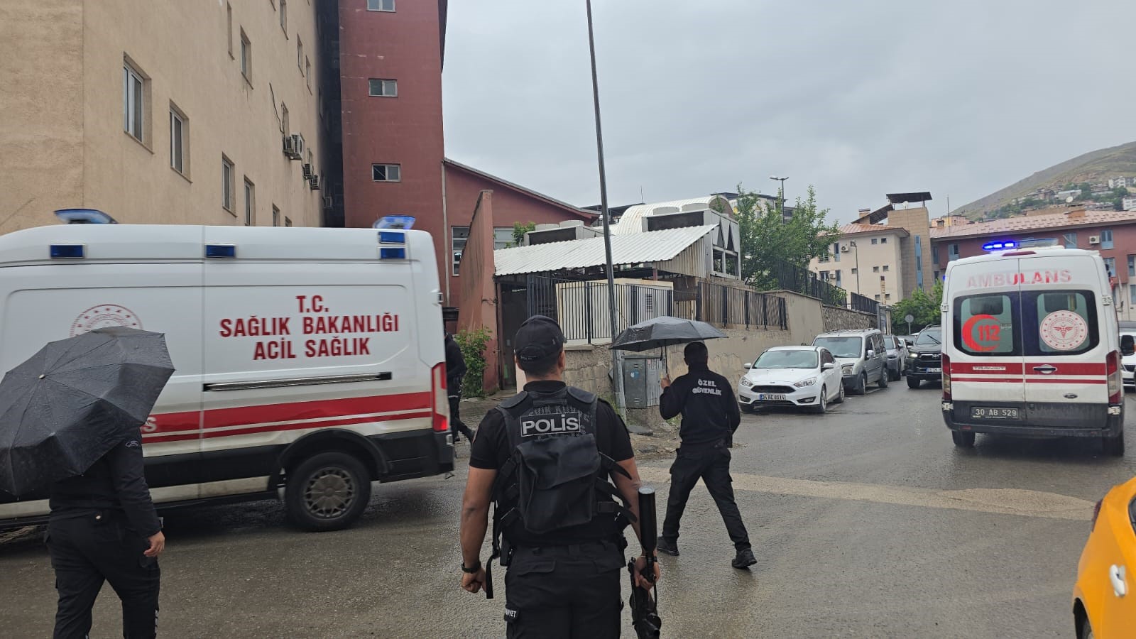 Hakkari'de Midibüs Devrildi, 6 Asker Yaralandı (6)