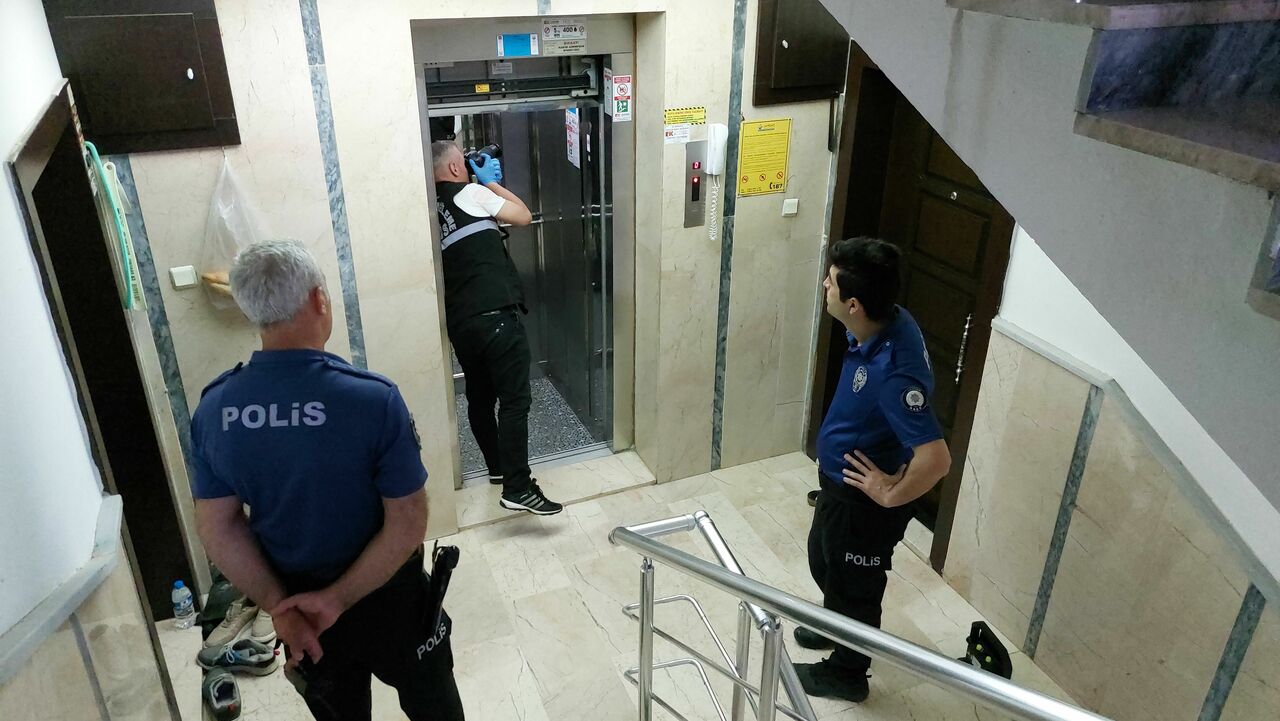 İçi Dolu Asansör 4. Kattan Düştü! (1)