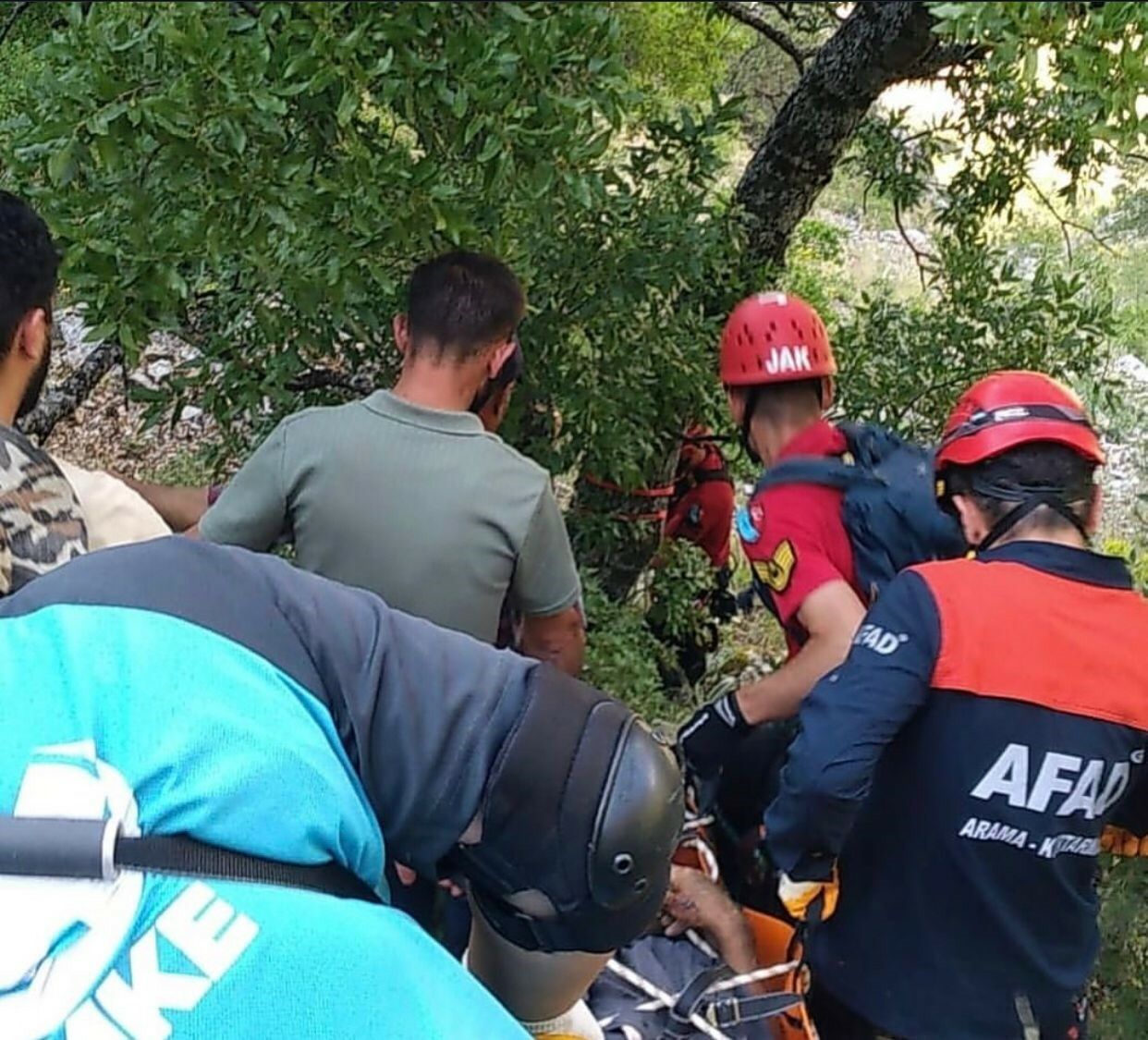 Ihlamur Toplarken Kayalıklardan Düşen Emekli Polis Hayatını Kaybetti (2)