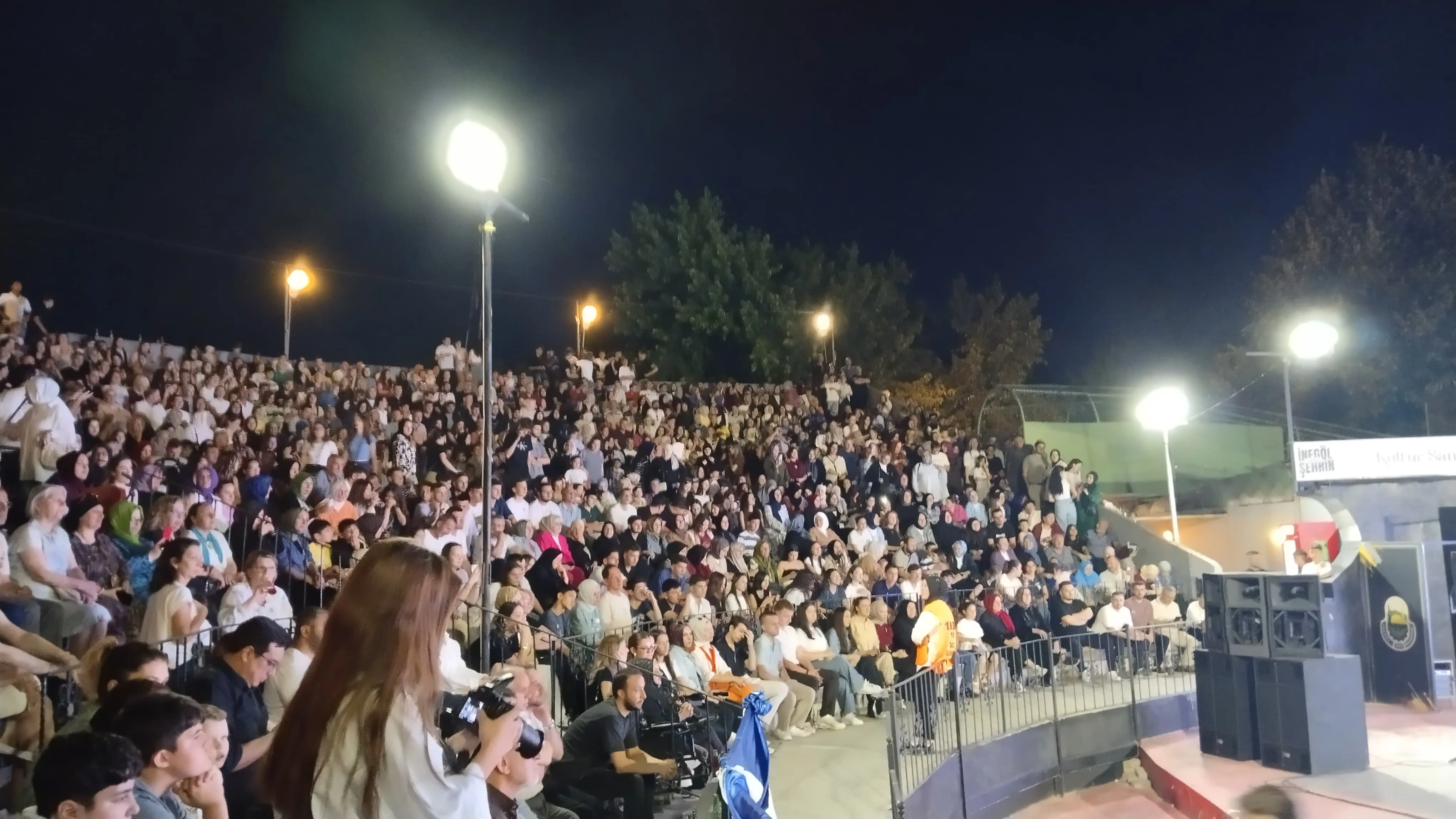 İnegöl Amfi Tiyatroya Sığmadı Bal Göç’ten Coşku Dolu Gece! (9)