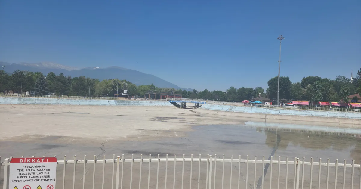 İnegöl Kültürpark Havuzu Dolduruluyor (5)