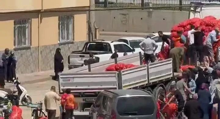 İnegöl’de 1 Tır Dolusu Soğanı Ücretsiz Dağıttı, Vatandaş Akın Etti! (2)
