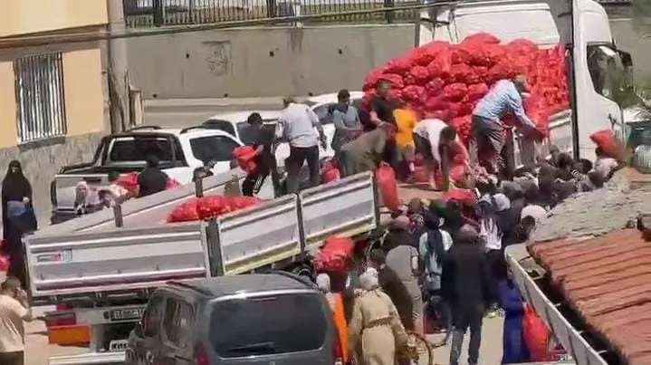 İnegöl’de 1 Tır Dolusu Soğanı Ücretsiz Dağıttı, Vatandaş Akın Etti! (6)