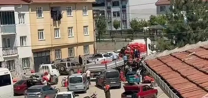 İnegöl’de 1 Tır Dolusu Soğanı Ücretsiz Dağıttı, Vatandaş Akın Etti! (7)