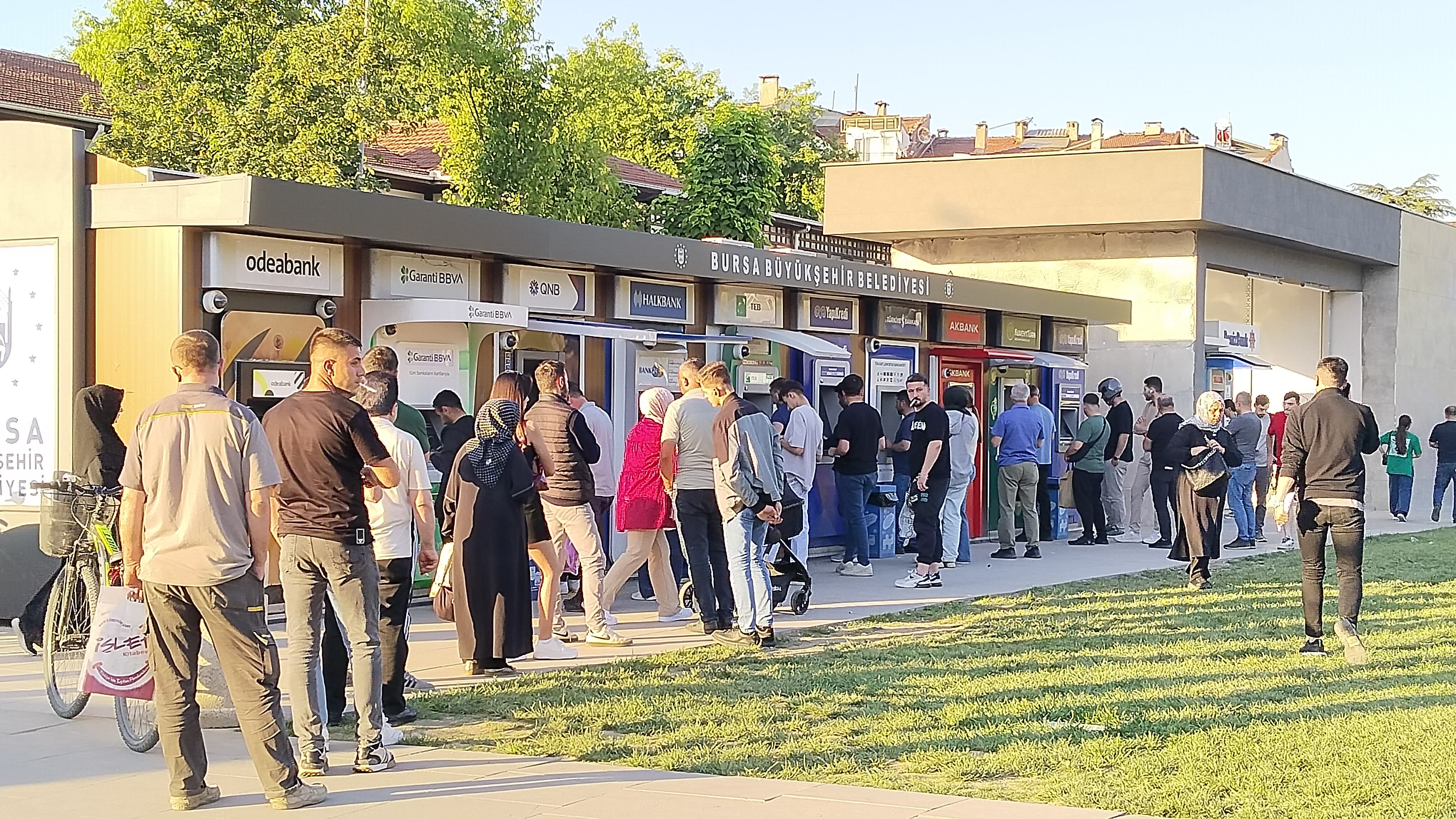 İnegöl'de Bayram Öncesi Atm Yoğunluğu Vatandaşlar Elleri Boş Döndü (3)