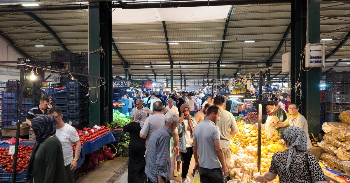 İnegöl'de Bayram Telaşı Zirve Yaptı Çarşı Pazar Doldu Taştı, Trafik Yoğunlaştı! (1)
