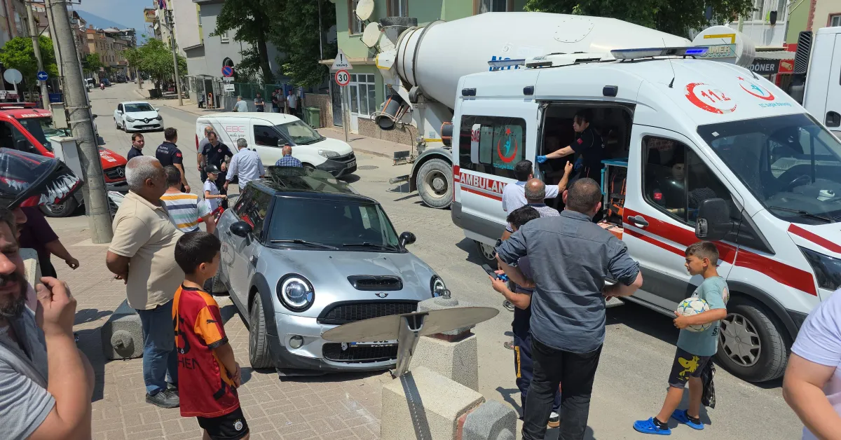 İnegöl’de Direksiyon Başında Fenalaşan Sürücü Tabelaya Çarptı (2)