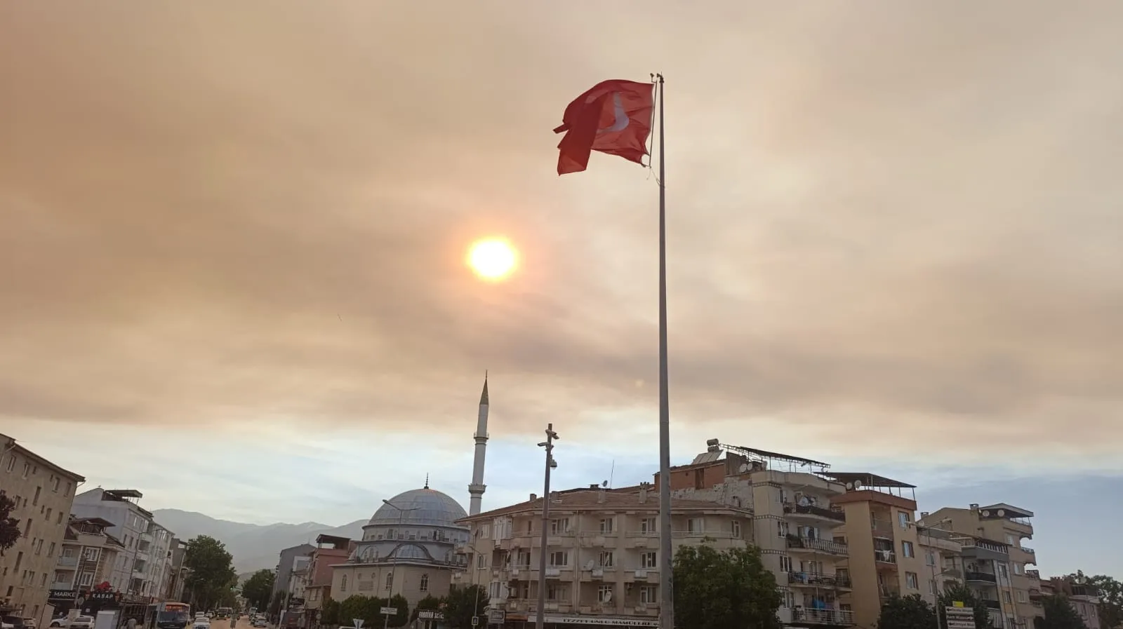 İnegöl'de Duman Bulutları İlçeyi Sardı! (2)
