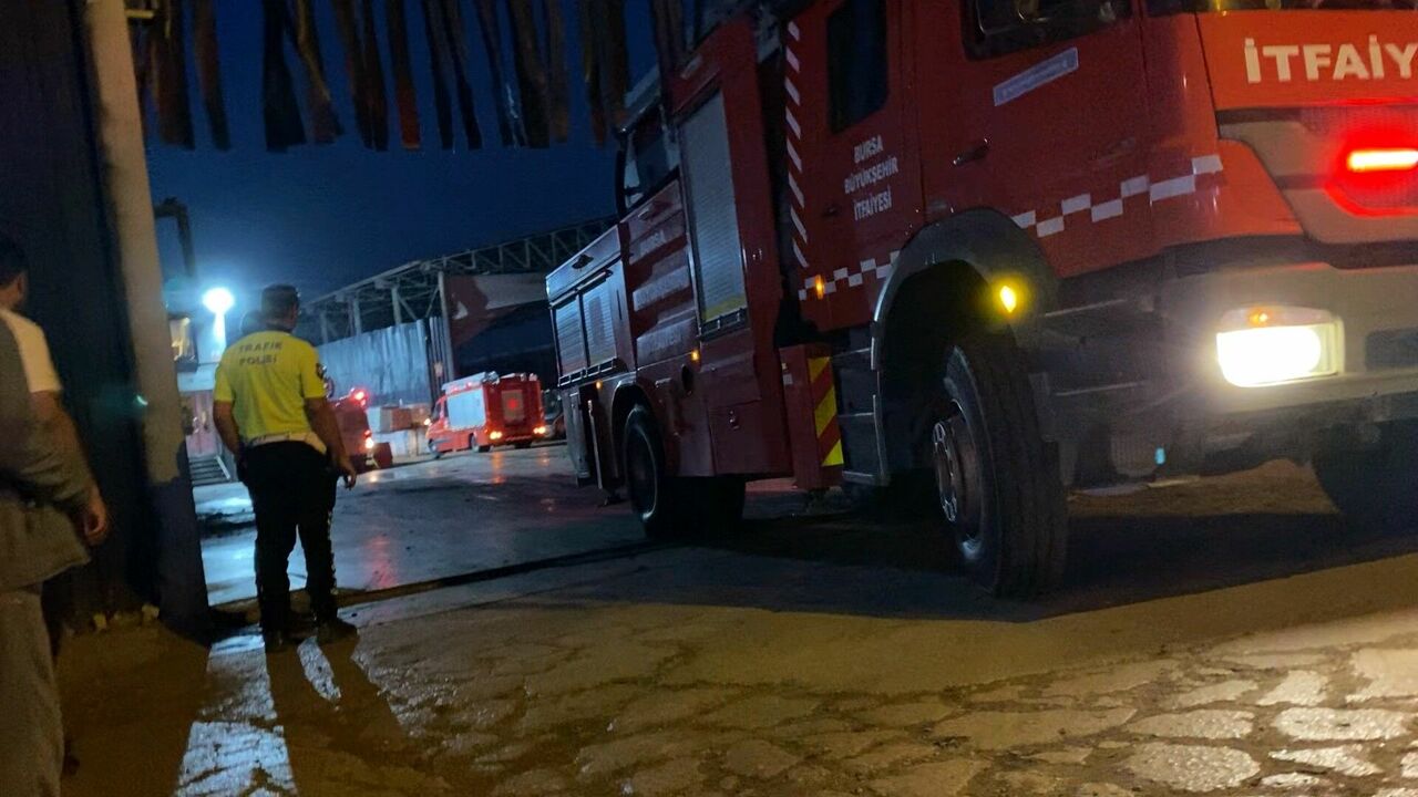 İnegöl’de Geri Dönüşüm Tesisinde Korkutan Yangın! (4)
