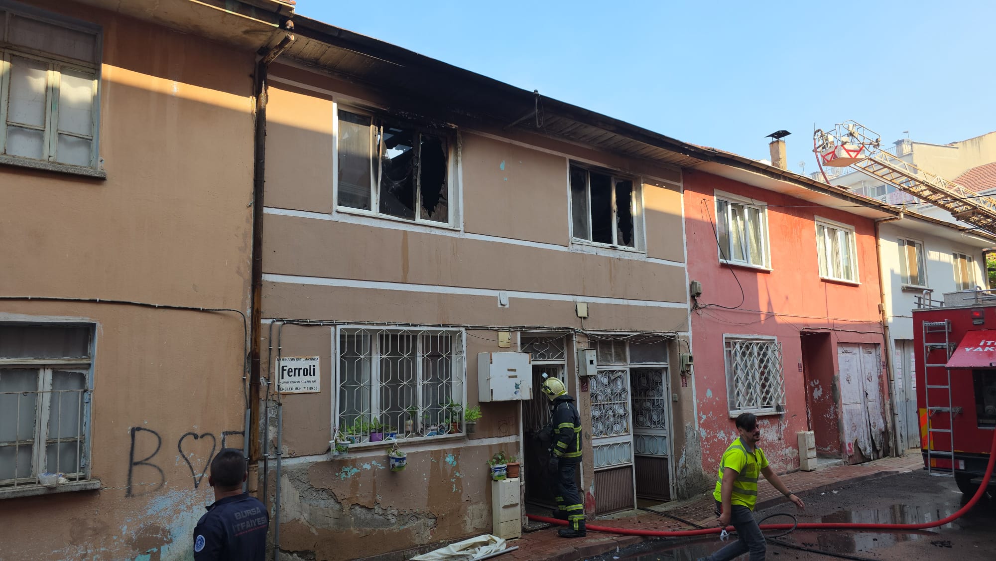 İnegöl’de Iki Katlı Ahşap Binada Yangın Paniği (1)-1