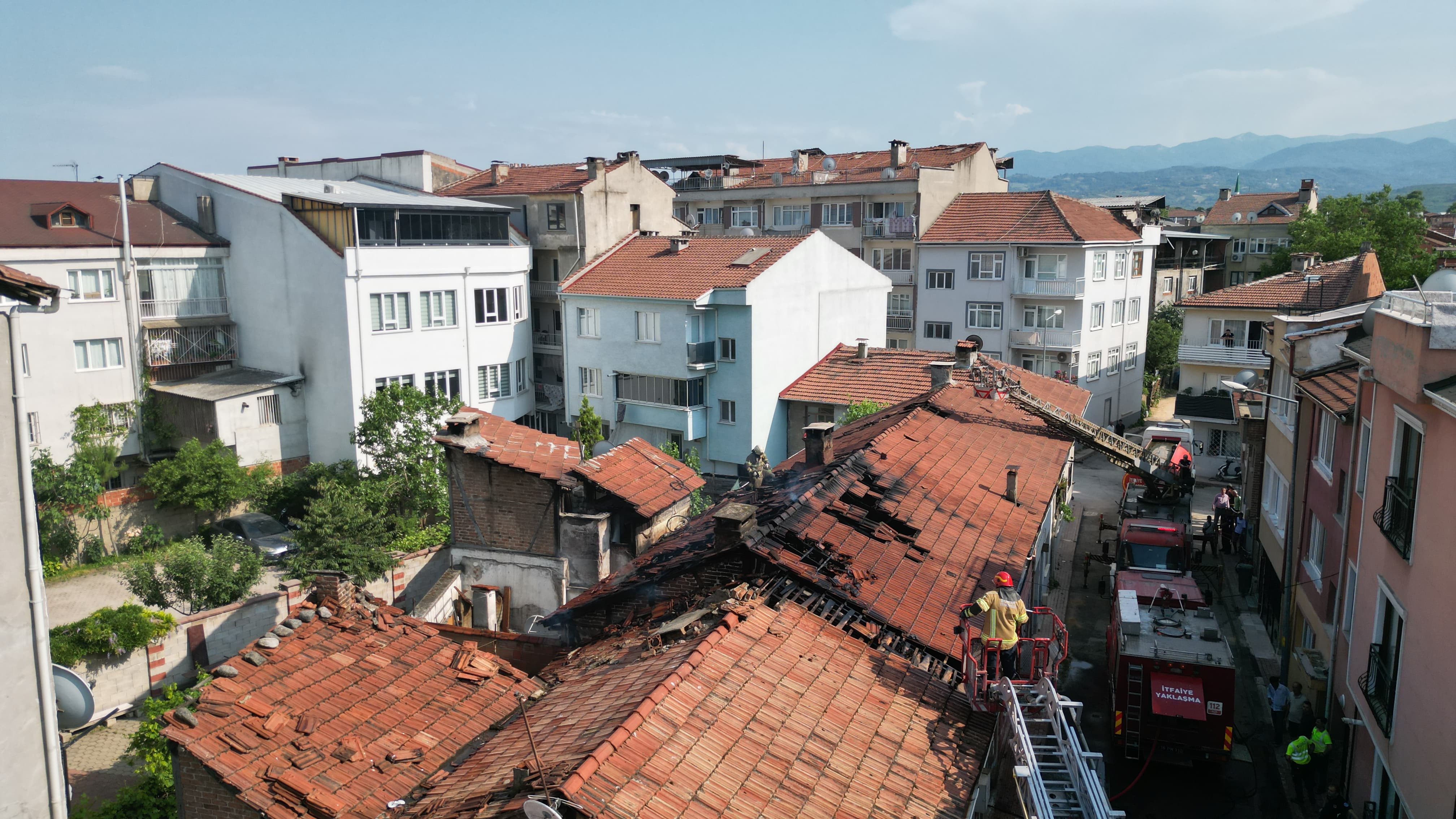İnegöl’de Iki Katlı Ahşap Binada Yangın Paniği (2)