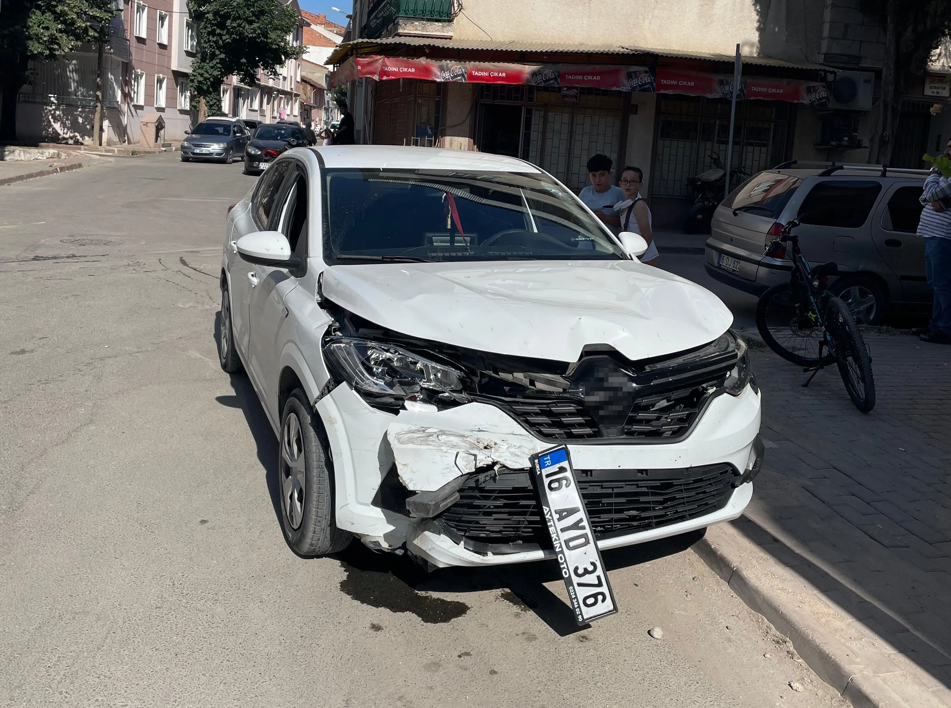 İnegöl’de İki Otomobil Kafa Kafaya Çarpıştı 4 Yaralı (1)
