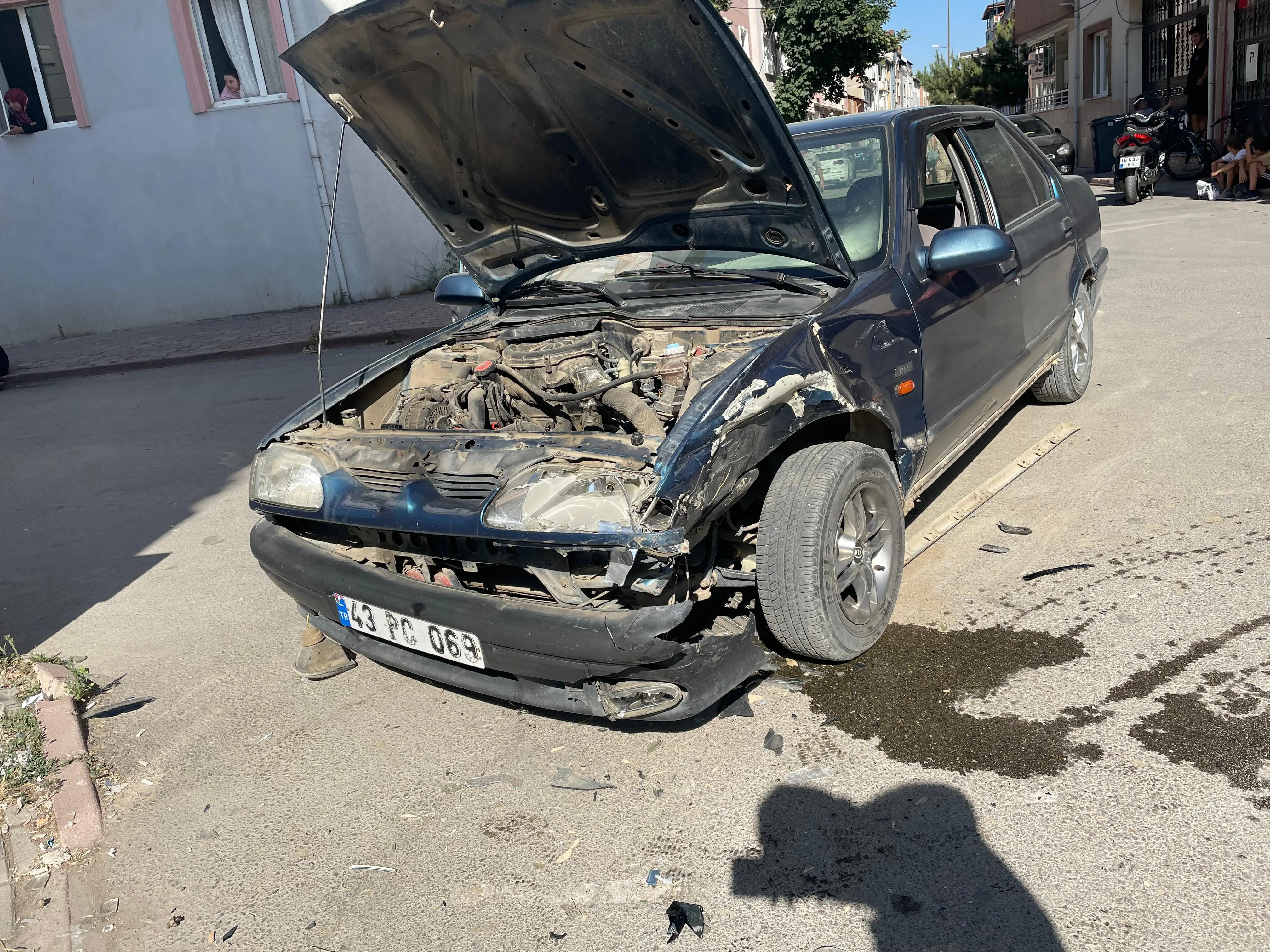 İnegöl’de İki Otomobil Kafa Kafaya Çarpıştı 4 Yaralı (2)