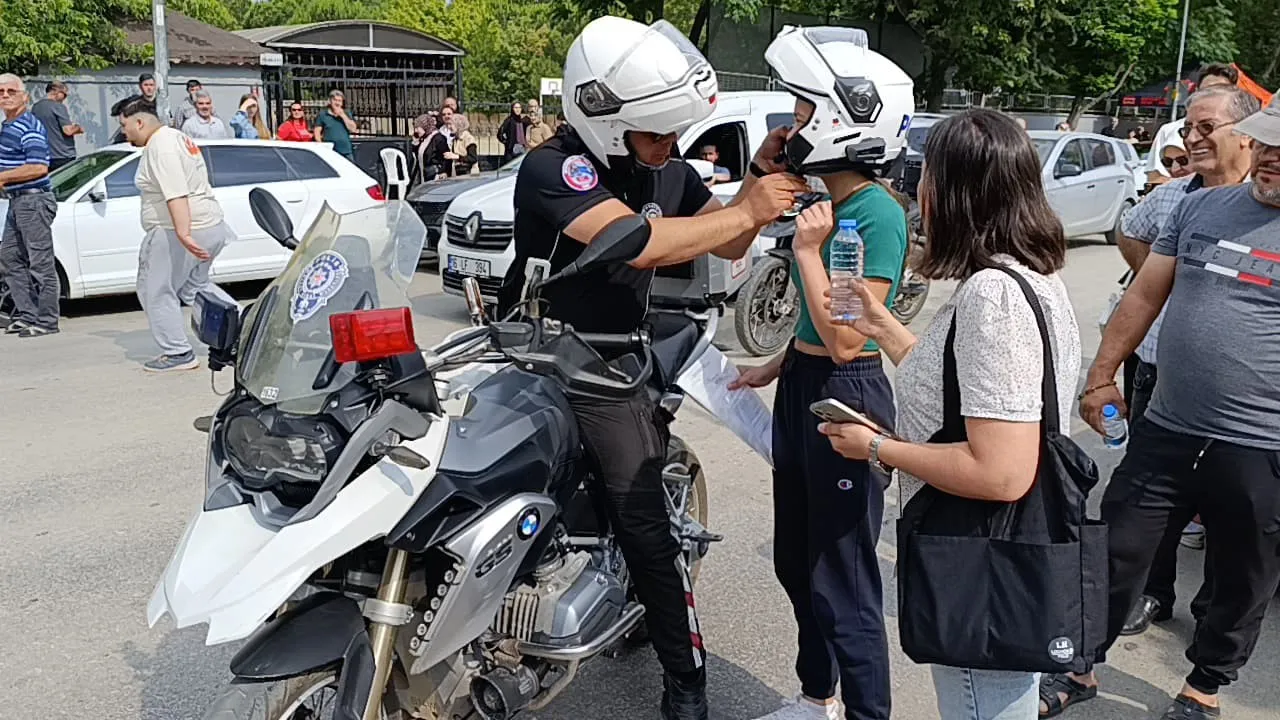 İnegöl'de Kimliğini Düşüren Yks Adayının İmdadına Yunus Polisleri Yetişti (3)