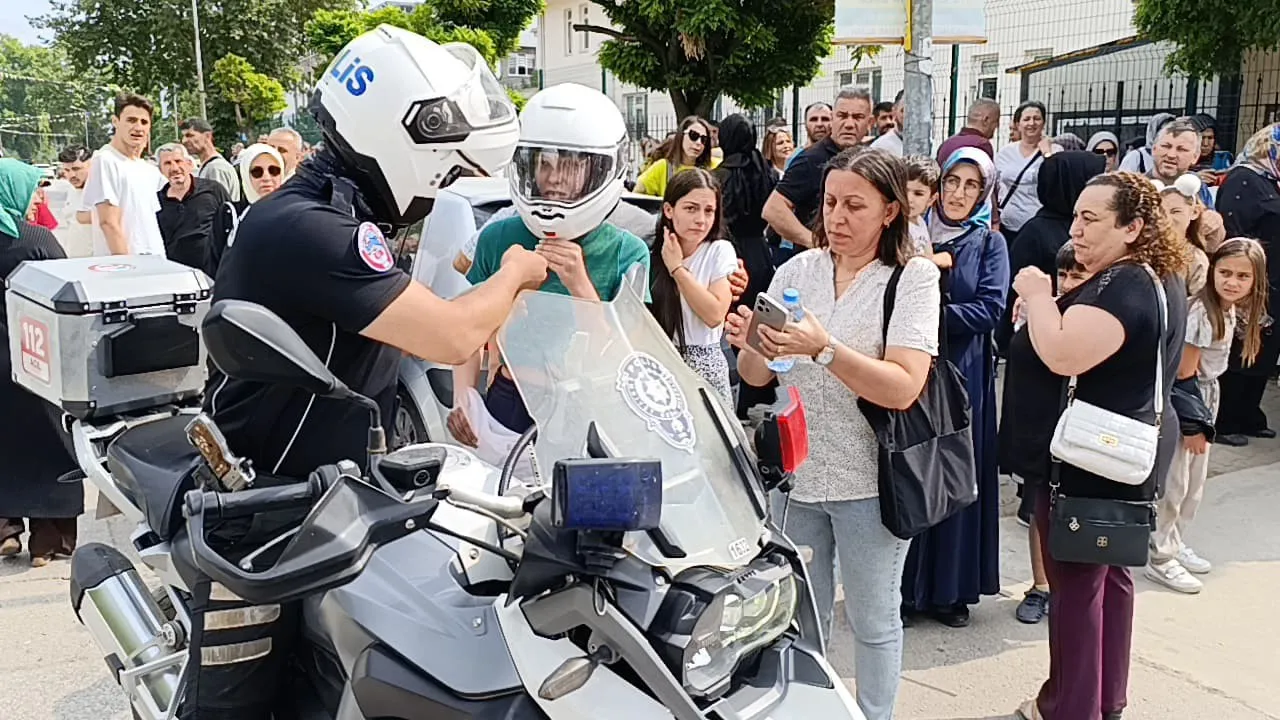 İnegöl'de Kimliğini Düşüren Yks Adayının İmdadına Yunus Polisleri Yetişti (5)