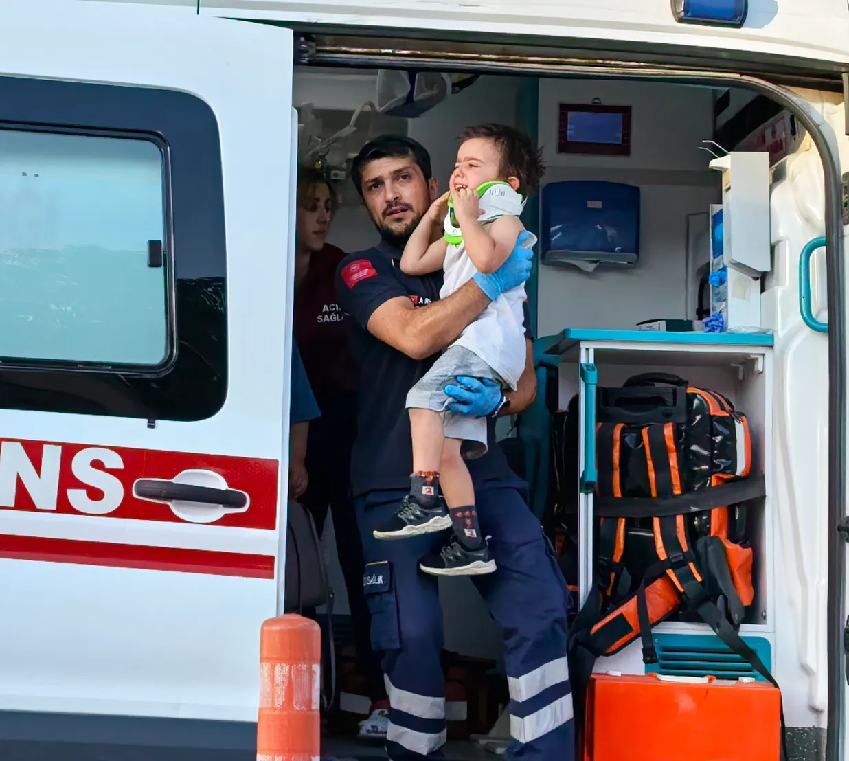 İnegöl'de Otomobil Anne Ve 3 Yaşındaki Oğluna Çarptı! (1)