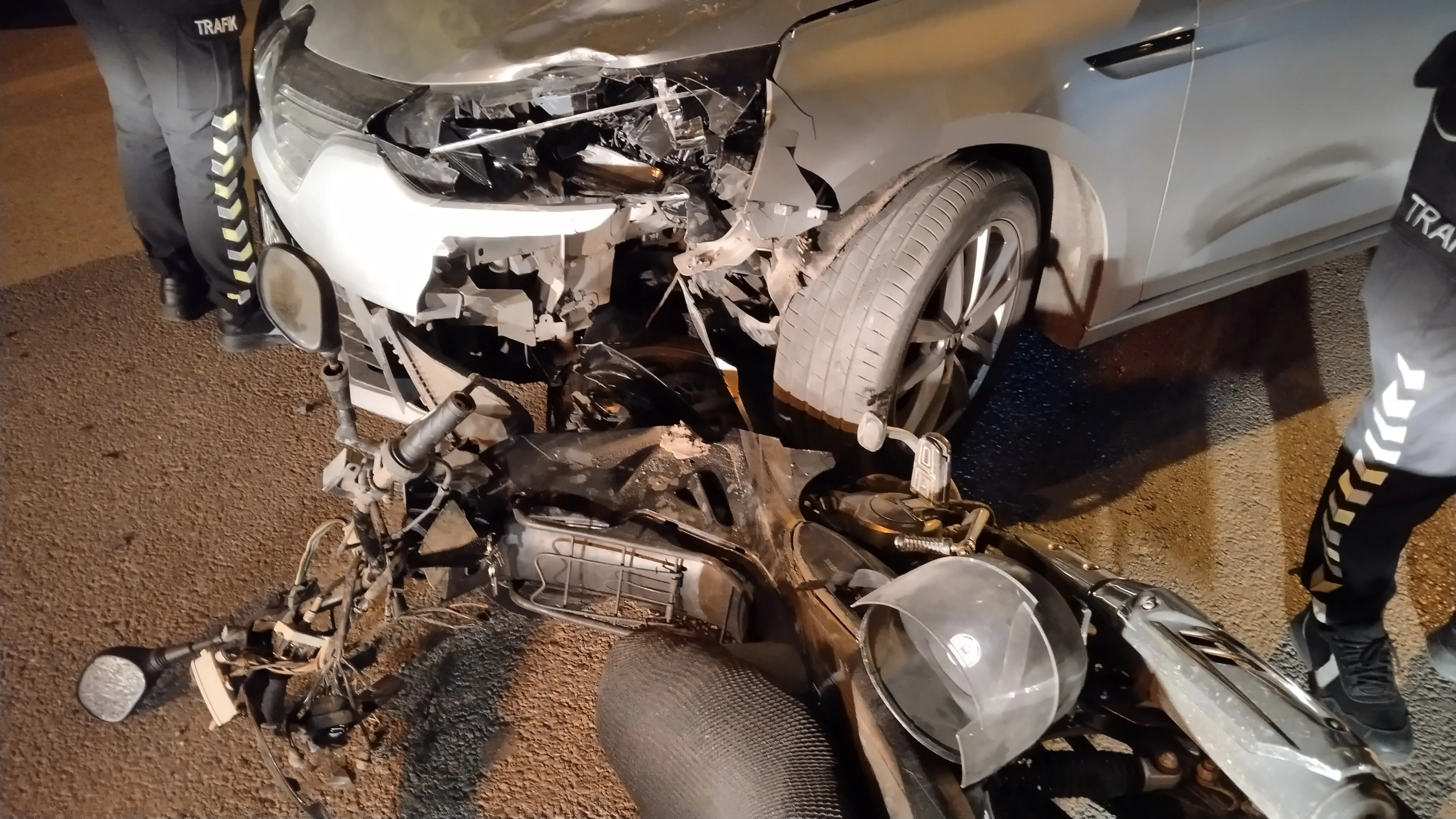 İnegöl’de Otomobille Çarpışan Motosiklet Sürücüsü Ağır Yaralandı (4)-1