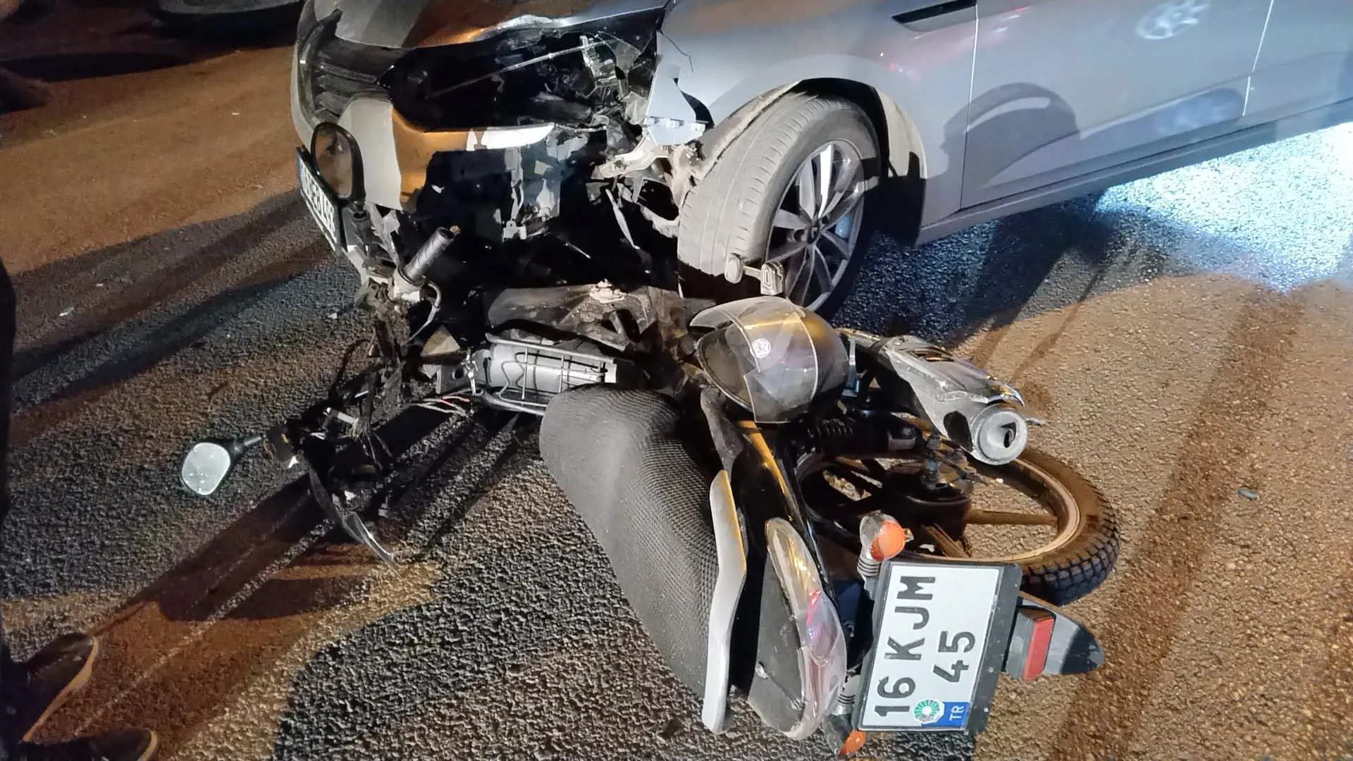 İnegöl’de Otomobille Çarpışan Motosiklet Sürücüsü Ağır Yaralandı (5)-1