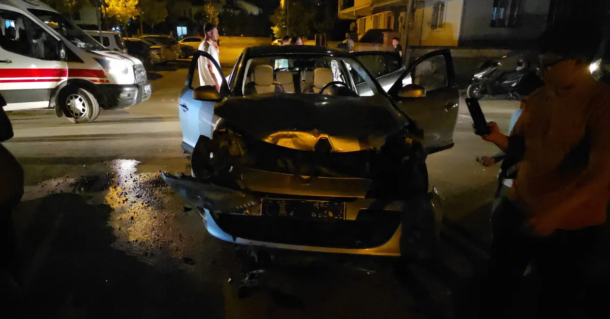 İnegöl’de Otomobiller Çarpıştı Küçük Çocuk Yaralandı (1)