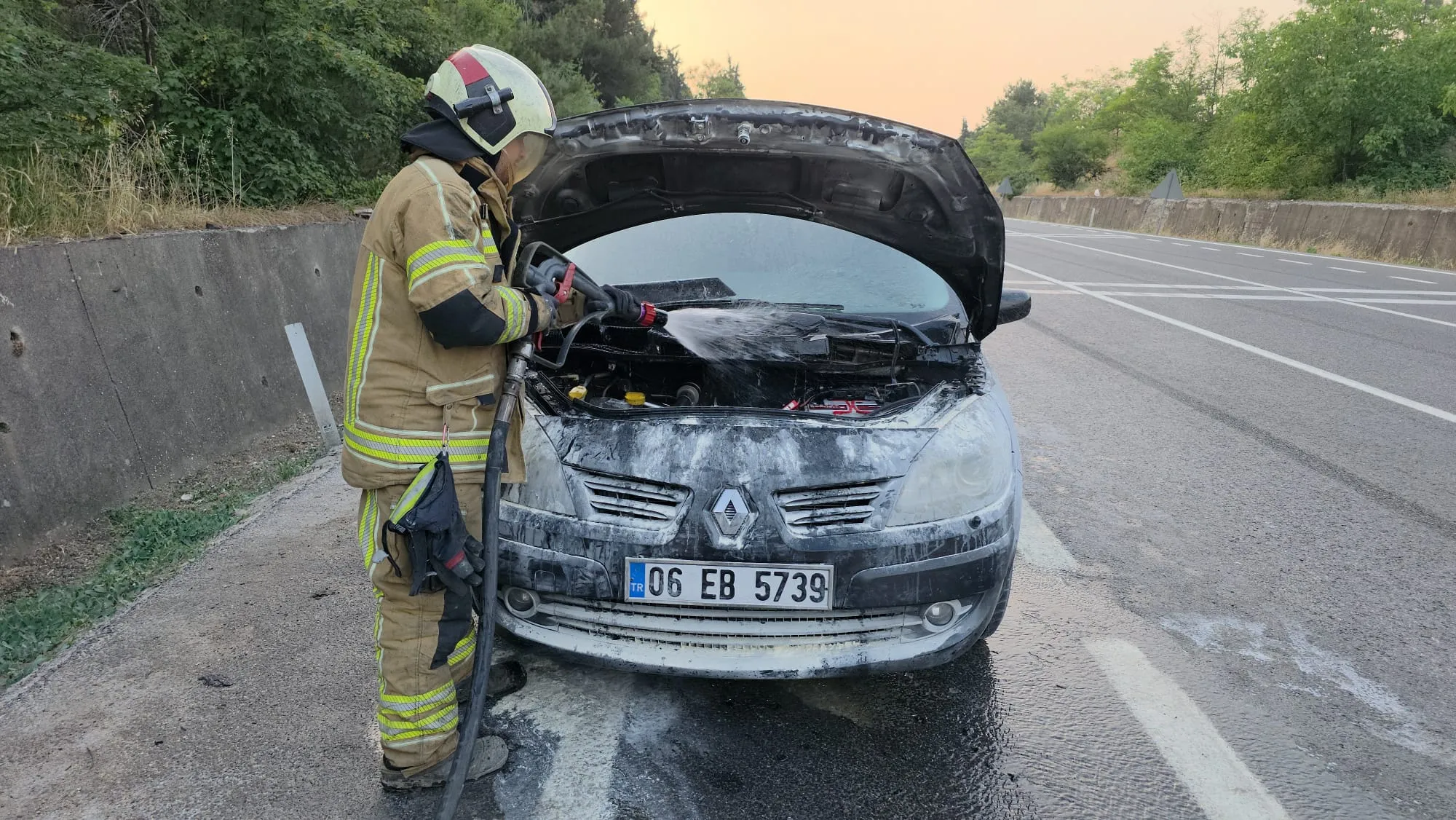 İnegöl'de Seyir Halindeki Otomobil Alev Aldı (1)