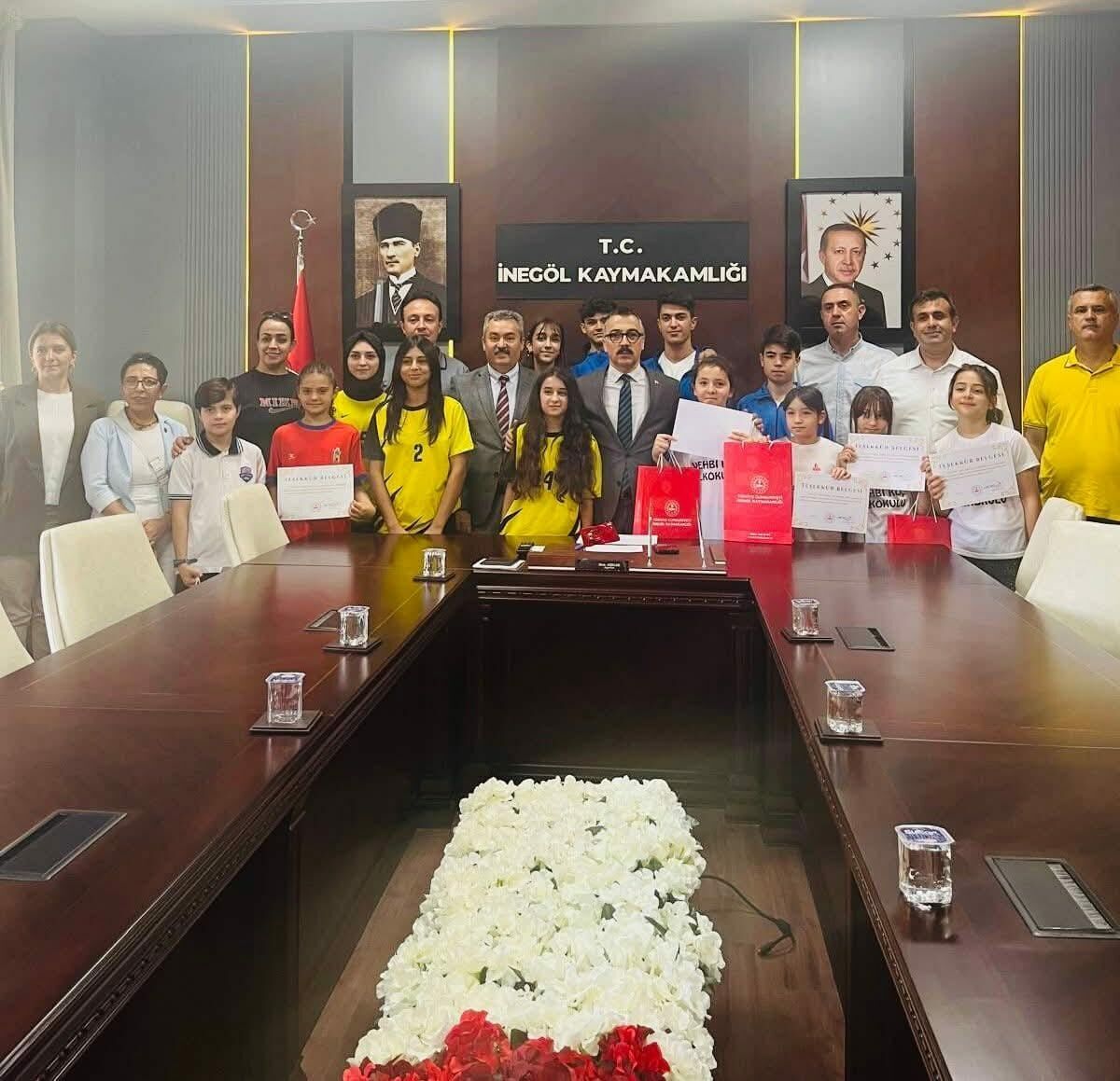 İnegöl’de Ulusal Ve Uluslararası Spor Başarıları Kaymakamlıkta Ödüllendirildi (3)