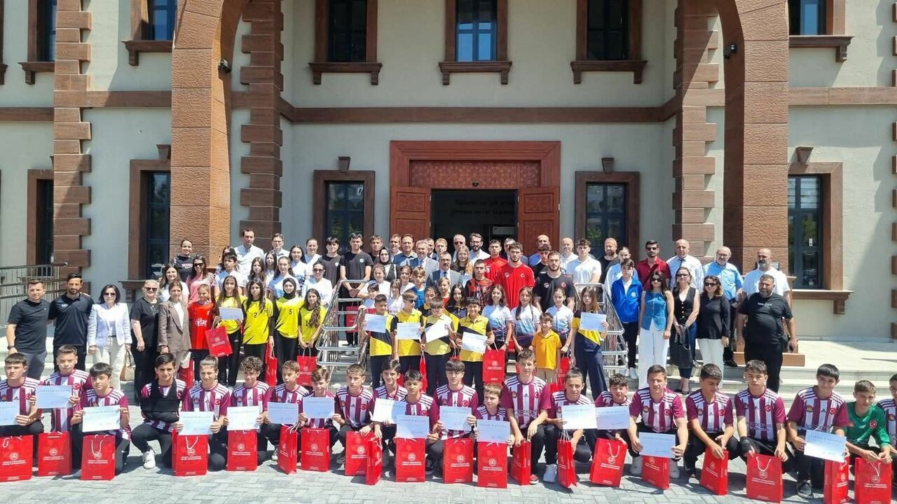 İnegöl’de Ulusal Ve Uluslararası Spor Başarıları Kaymakamlıkta Ödüllendirildi (6)