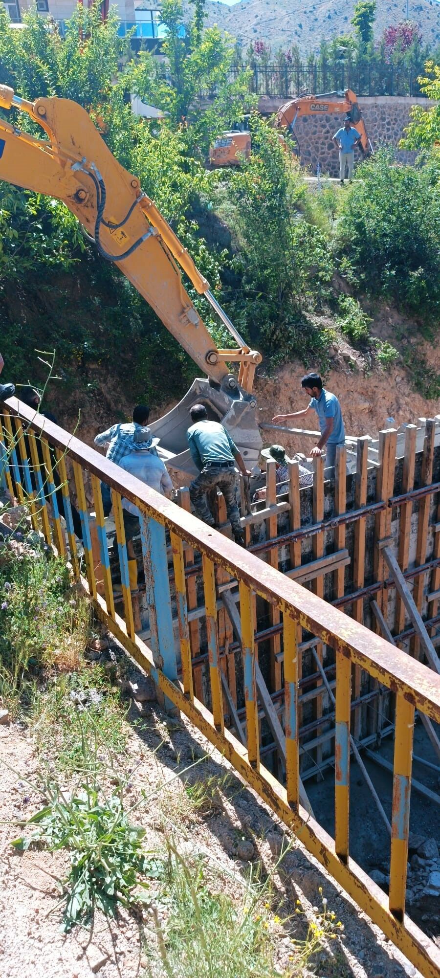 İş Makinesi Elektrik Tellerine Temas Etti, 1 Işçi Yaralandı (2)