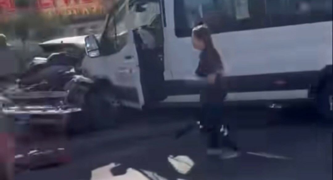 Karşı Şeride Savrulan Tofaş Zincirleme Kazaya Neden Oldu 1'I Ağır 10 Yaralı (2)