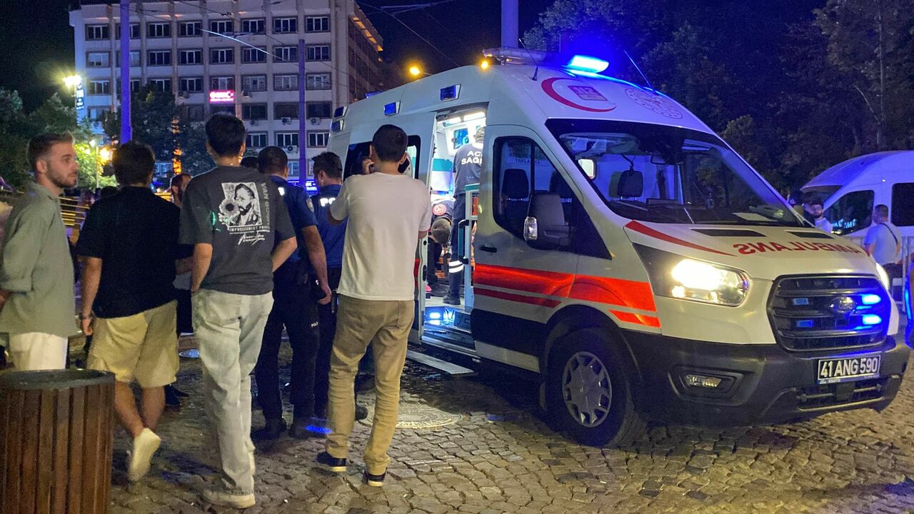 Kentin Göbeğinde 17 Yaşındaki Genç Bıçaklandı (4)