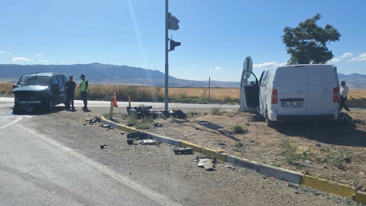 Kırıkkale'de Kavşakta Feci Kaza 6 Kişi Yaralandı (1)